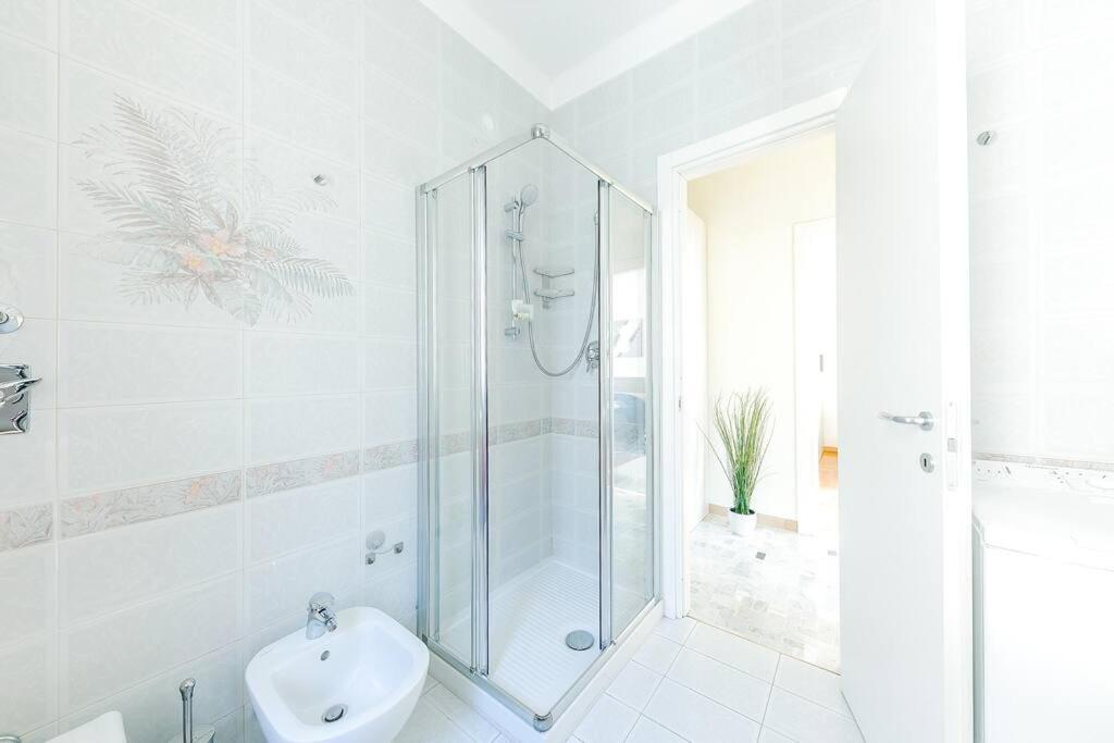 Navigli - Downtown - Duomo Spacious Two Bedroom Apartment - Close To Metro - Ac - Wi-Fi มิลาน ภายนอก รูปภาพ