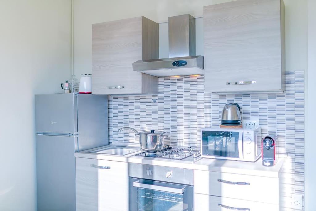 Navigli - Downtown - Duomo Spacious Two Bedroom Apartment - Close To Metro - Ac - Wi-Fi มิลาน ภายนอก รูปภาพ